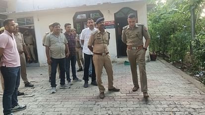 थाने में पुलिस अफसर