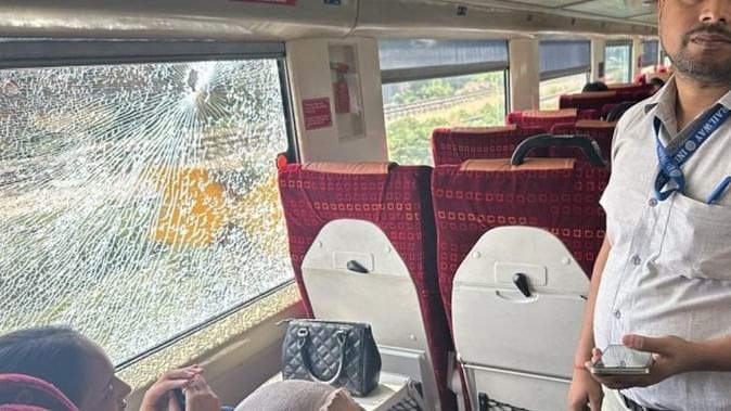 वंदे भारत एक्सप्रेस पर पथराव। फाइल फोटो।