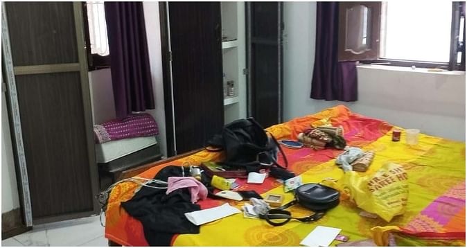चोरी के बाद बिखरा हुआ सामान 