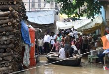 Photo of Varanasi Flood : वाराणसी में गंगा का जलस्तर बढ़ा, मणिकर्णिका की गलियों में नाव चली, अस्सी तक पहुंचा पानी