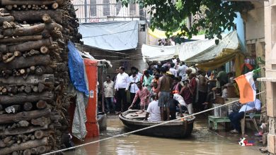Photo of Varanasi Flood : वाराणसी में गंगा का जलस्तर बढ़ा, मणिकर्णिका की गलियों में नाव चली, अस्सी तक पहुंचा पानी