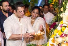 Photo of Salman Khan : गणपति बप्पा की भक्ति में डूबा खान परिवार, सलमान ने गलत घुमाई आरती, अर्पिता ने तुरंत टोका
