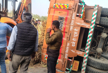 Photo of बस्ती सड़क हादसा: अनियंत्रित ट्रक के नीचे दबकर पिता और दो बेटियों की मौत, रातभर नहीं चला पता
