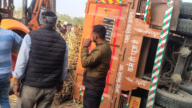 Photo of बस्ती सड़क हादसा: अनियंत्रित ट्रक के नीचे दबकर पिता और दो बेटियों की मौत, रातभर नहीं चला पता