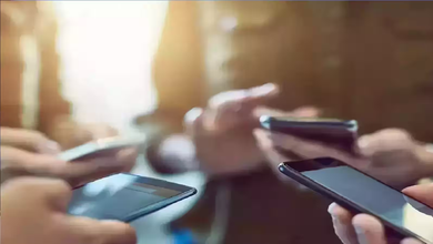 Photo of Mobile Addiction : ₹268 से ₹8 रुपये हुआ इंटरनेट डेटा, फिर भी मोबाइल पर क्यों बढ़ रहा भारतीयों का समय?